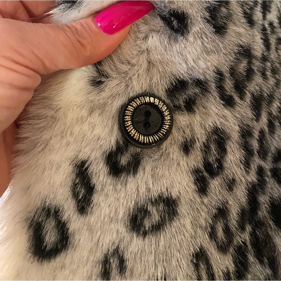 Vintage Faux Fur Coat 🖤 🤍 - Picture 3 of 9